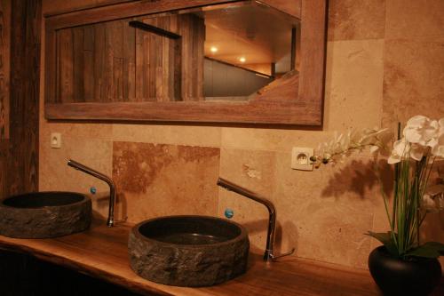 BeloeilDomaine de Carnin的浴室设有2个水槽、镜子和鲜花