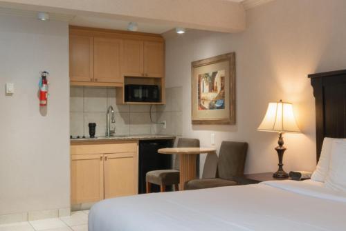 尼尔逊尼尔森威望酒店的酒店客房带一张床和一个厨房