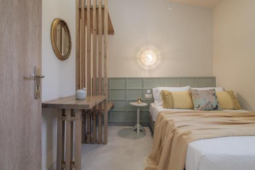 扎金索斯镇Milk and Honey Residence的一间卧室配有两张床和一张桌子