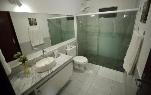 帕里普埃拉Casa Porto Fiore的一间带水槽、卫生间和淋浴的浴室