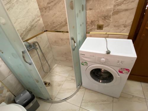乌宗Toprak Apart的浴室内配有洗衣机和烘干机