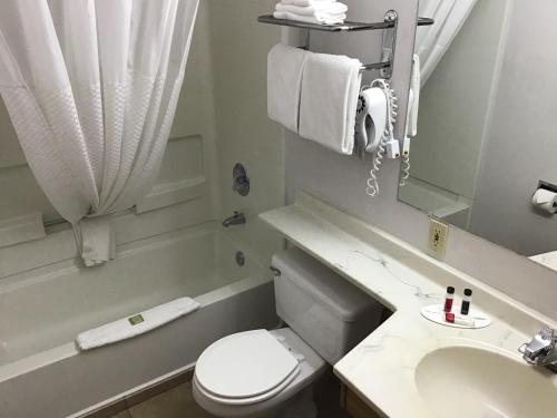 瓦拉瓦拉沃拉沃拉速8酒店的白色的浴室设有卫生间和水槽。