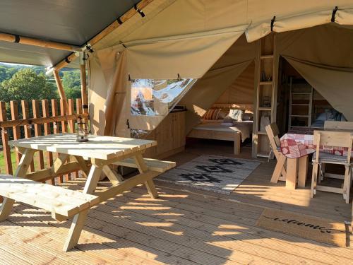 Safari Tent with Hot Tub in heart of Snowdonia餐厅或其他用餐的地方