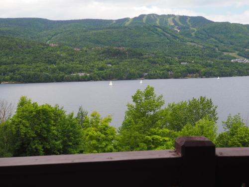 蒙特朗布朗Cozy 2 bedrooms condo with stunning Mont Tremblant mountain and lakeview的享有湖泊和水中船只的景色