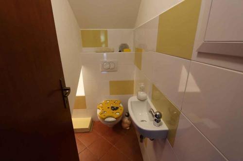 希洛Silo Apartment 8的一间带卫生间和水槽的小浴室