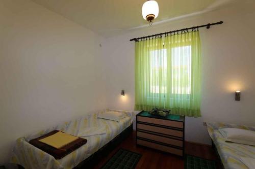 希洛Silo Apartment 8的一间卧室设有两张单人床和一个窗户。