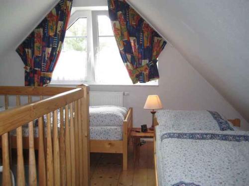 克劳斯多夫Apartment Klausdorf 2的阁楼卧室设有两张床和窗户。