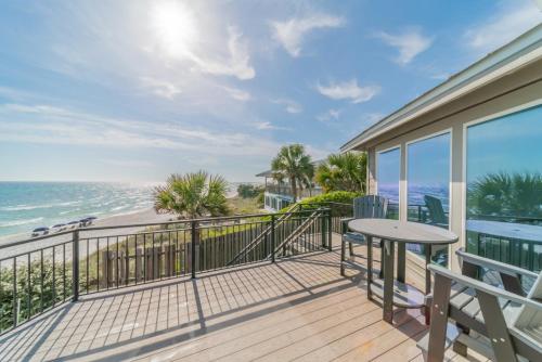 因莱特海滩Nifty Shades Of Gray Home的阳台配有桌子,享有海景。