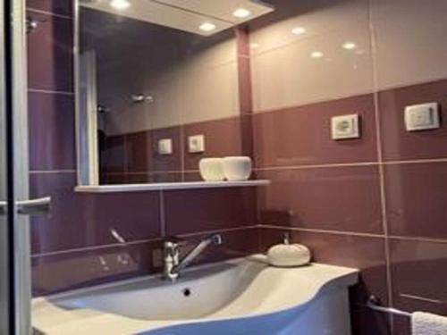 尼亚卢卡Holiday home in Vela Luka 6375的一间带水槽和镜子的浴室