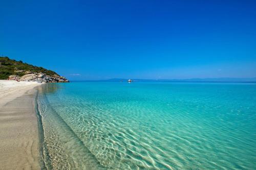 奥马斯帕纳吉亚斯Ktima Panagias的碧绿的海水和蓝天海滩