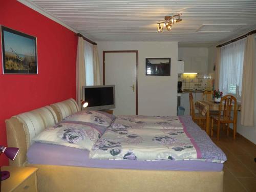 卑尔根吕根岛贝尔根3号度假屋的一间卧室配有一张红色墙壁的床
