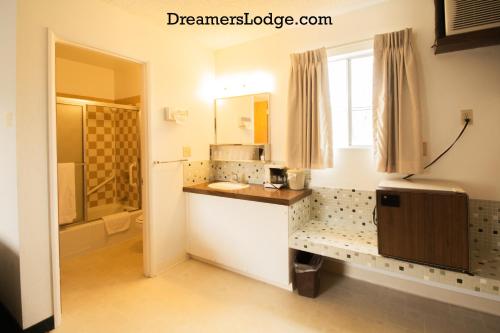 约翰迪Dreamers Lodge的一间带水槽和淋浴的浴室