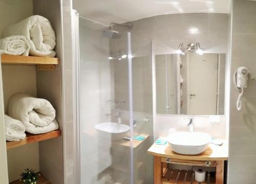 圣卡洛斯-德巴里洛切CONDOR STUDIO BARILOCHE的带淋浴、水槽和毛巾的浴室
