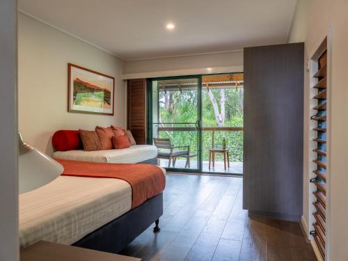 库努纳拉库努纳拉车站度假村的酒店客房设有两张床和一个阳台。