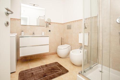 圣特雷莎加卢拉La Torre House的浴室配有卫生间、盥洗盆和淋浴。
