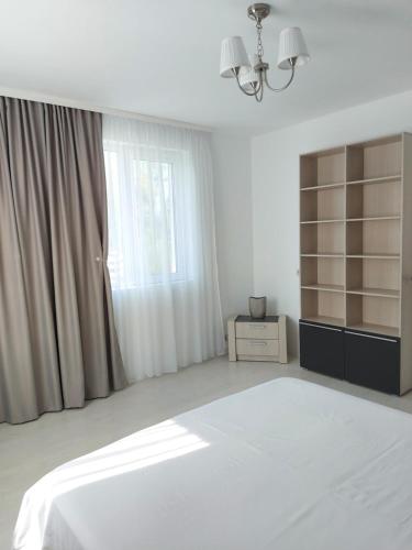 瓦杜Villa Romelia - Select Apartments的白色的卧室设有床和窗户