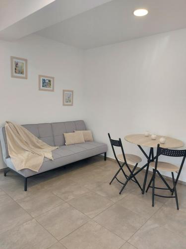 瓦杜Villa Romelia - Select Apartments的客厅配有沙发和桌子