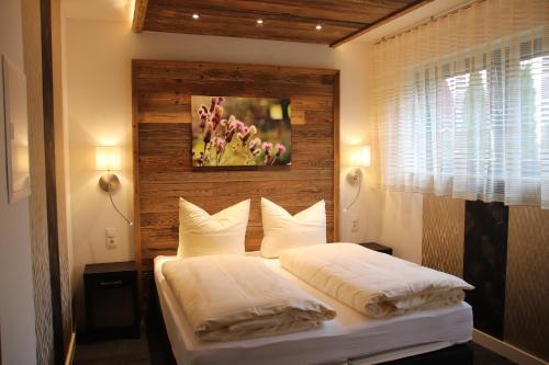 KüpsLH Boardinghouse GmbH - wi Dahaam的一间卧室配有一张壁画床