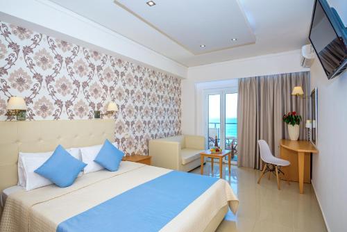 库基尼坎尼奥Themis Beach Hotel的配有一张床和一张书桌的酒店客房