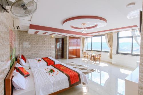 Gia Nghĩa西贡达农酒店的一间带两张床的卧室和一间餐厅