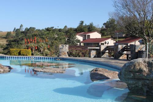 格拉斯科普全景别墅营地度假屋的蓝色海水和岩石游泳池