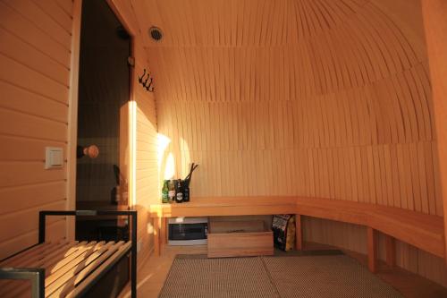KullamäeKuldallika igloo house and iglusauna的客房设有带木制天花板的桑拿浴室。