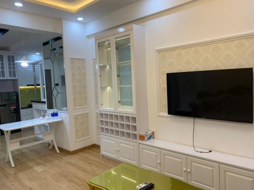 胡志明市Saigon South Residence - Vina We Stay的客厅设有壁挂式平面电视。