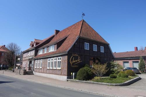 阿默灵豪森Landhaus Amelinghausen Ferienwohnung的街道边的建筑物