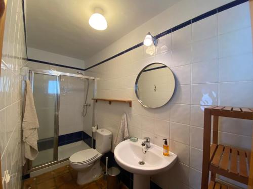 托罗克斯LA HIGUERA的一间带水槽、卫生间和镜子的浴室
