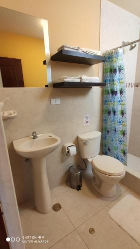 卡哈马卡Hotel Caxa Wasi的一间带卫生间和水槽的浴室