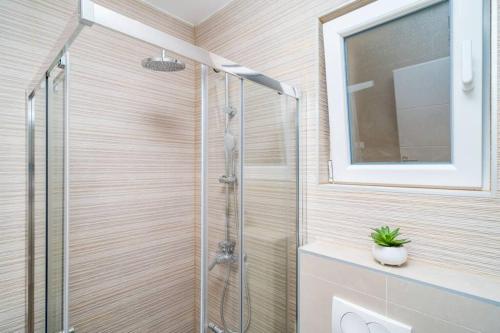 波梅纳Corallium Precious的带淋浴的浴室和玻璃门