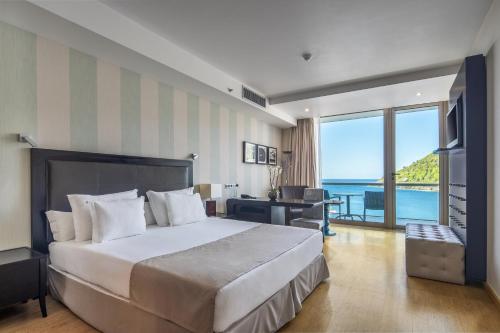 英雄港Angra Marina Hotel的一间卧室设有一张床,享有海景