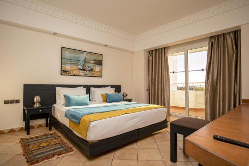 阿加迪尔Ocean Atlantic View (Ex Bo Hotel)的一间卧室配有一张特大号床和一张书桌
