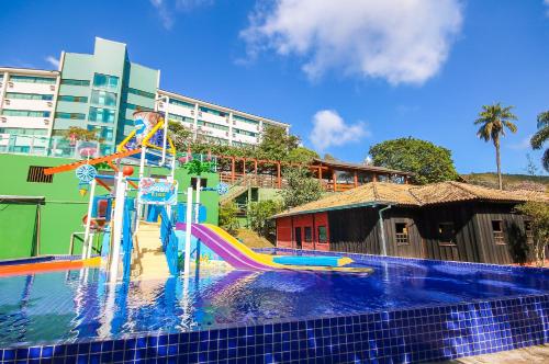 波苏斯-迪卡尔达斯Thermas All Inclusive Resort Poços de Caldas的游泳池中间的水滑梯