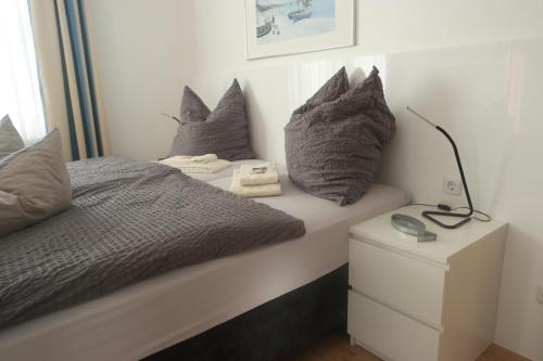 科隆梅林加尼酒店的一张带枕头的床和床头柜上的台灯