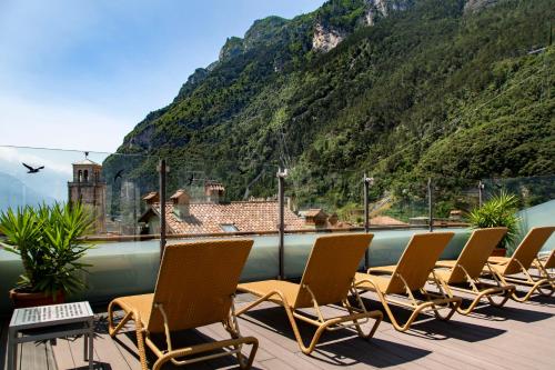 加尔达湖滨安蒂科博尔戈酒店的山 ⁇ 甲板上的一排椅子