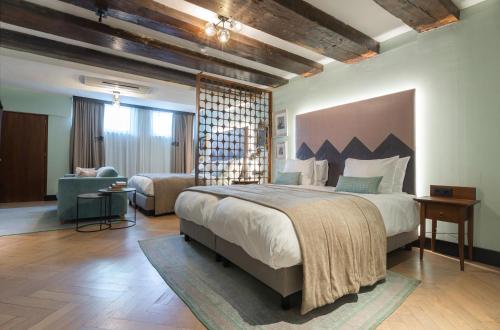 阿姆斯特丹亨德里克酒店的一间带大床的卧室和一间客厅