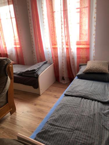 奥莱茨科Urban CITY的一间卧室设有两张床和窗户。