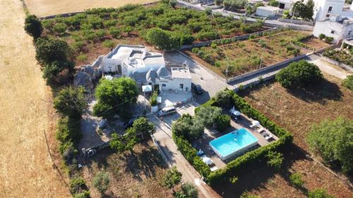 洛科罗通多Trulli di Rosa的享有带游泳池的房屋的空中景致