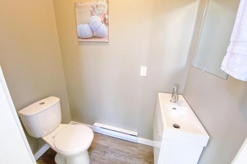 SorrentoWoodland Cabins Micro Resort的浴室配有白色卫生间和盥洗盆。