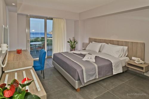 卡尔帕索斯Parasol Luxury Hotel & Suites Adults Only的一间卧室配有一张床,享有海景