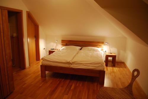 新比斯特日采Obora 824的一间卧室配有一张带木制床头板的床