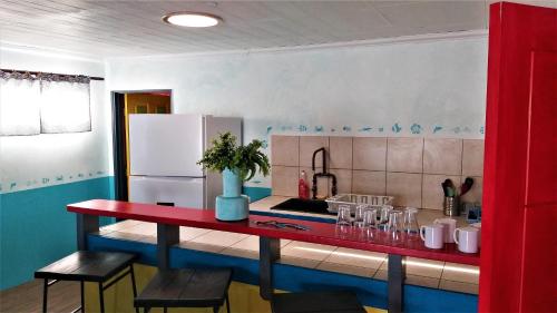 波拉波拉夕阳山别墅的厨房配有红色柜台和冰箱
