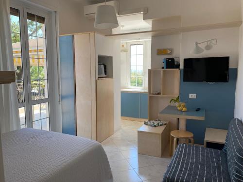 斯波托尔诺Residence Villa Ombrosa的一间卧室配有一张床、一张书桌和一台电视
