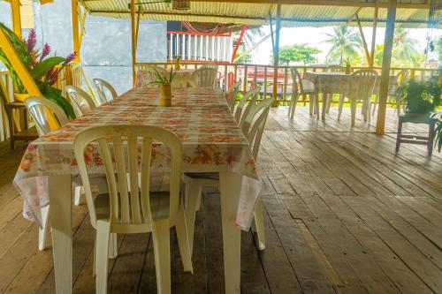 Posada Cabañas Punta Roca餐厅或其他用餐的地方