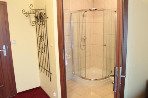 奥斯威辛Zajazd Skorpion B&B的带淋浴的浴室,带玻璃门