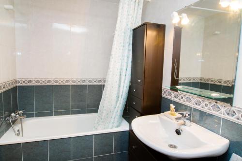 圣胡安·德·阿利坎特Apartamento de 4 dormitorios a tan sólo 2,5 km de la Playa San Juan的浴室配有盥洗盆和浴缸。