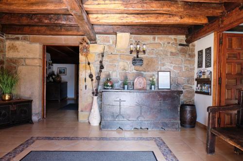 VillarLa Casa De Los Pedros的大房间设有石墙和木制天花板