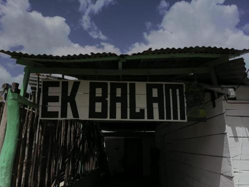 斯普希尔EK BALAM的挂在房子上的巴拉拉出口的标志