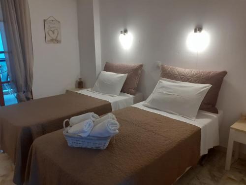 罗达Marili Apartments的酒店客房,配有两张带毛巾的床
